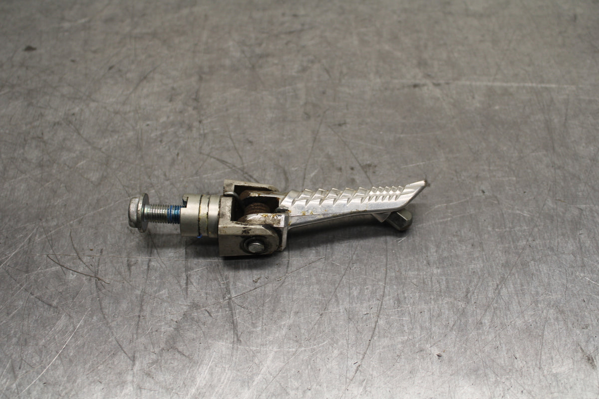 06-07 SUZUKI GSXR750 RIGHT FRONT FOOT REST PEG STEP BB110