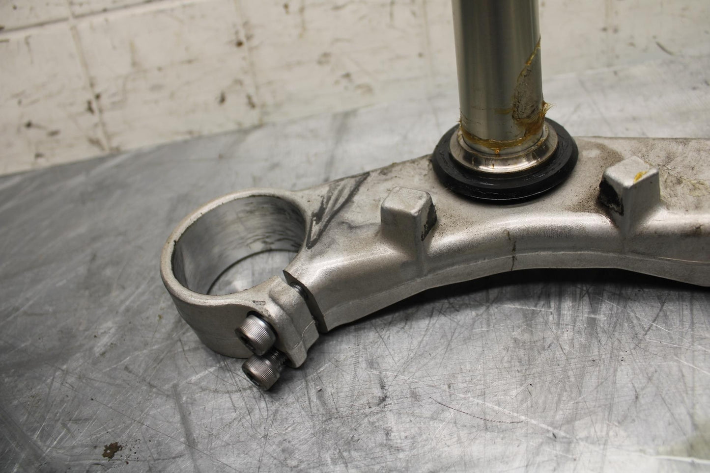 04-06 YAMAHA YZF R1  FORKS CLAMP LOWER TRIPLE TREE STEM 5VY-23340-30-00 BB491