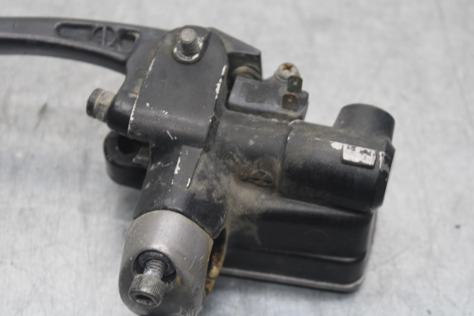 1988 Yamaha FZ600 FRONT BRAKE MASTER CYLINDER w/ LEVER BB601