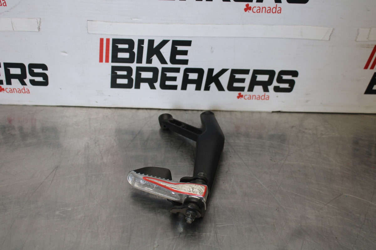 22-25 YAMAHA YZF R7 RIGHT REAR BACK PASSENGER PEG BB850