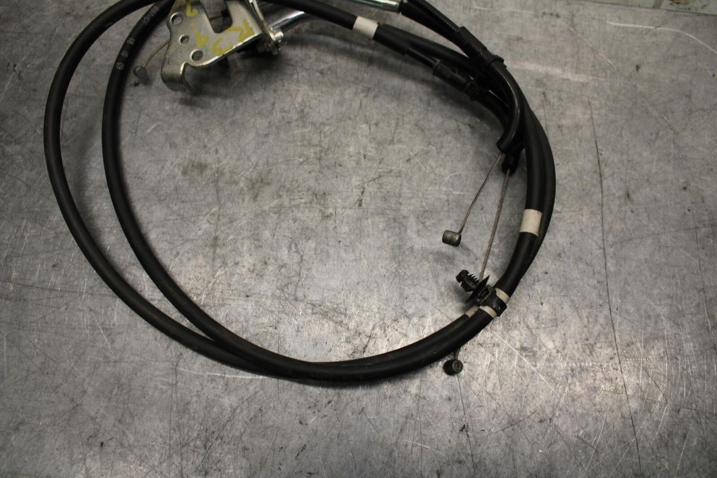 19 YAMAHA YZF R3 THROTTLE CABLES LINES BB56