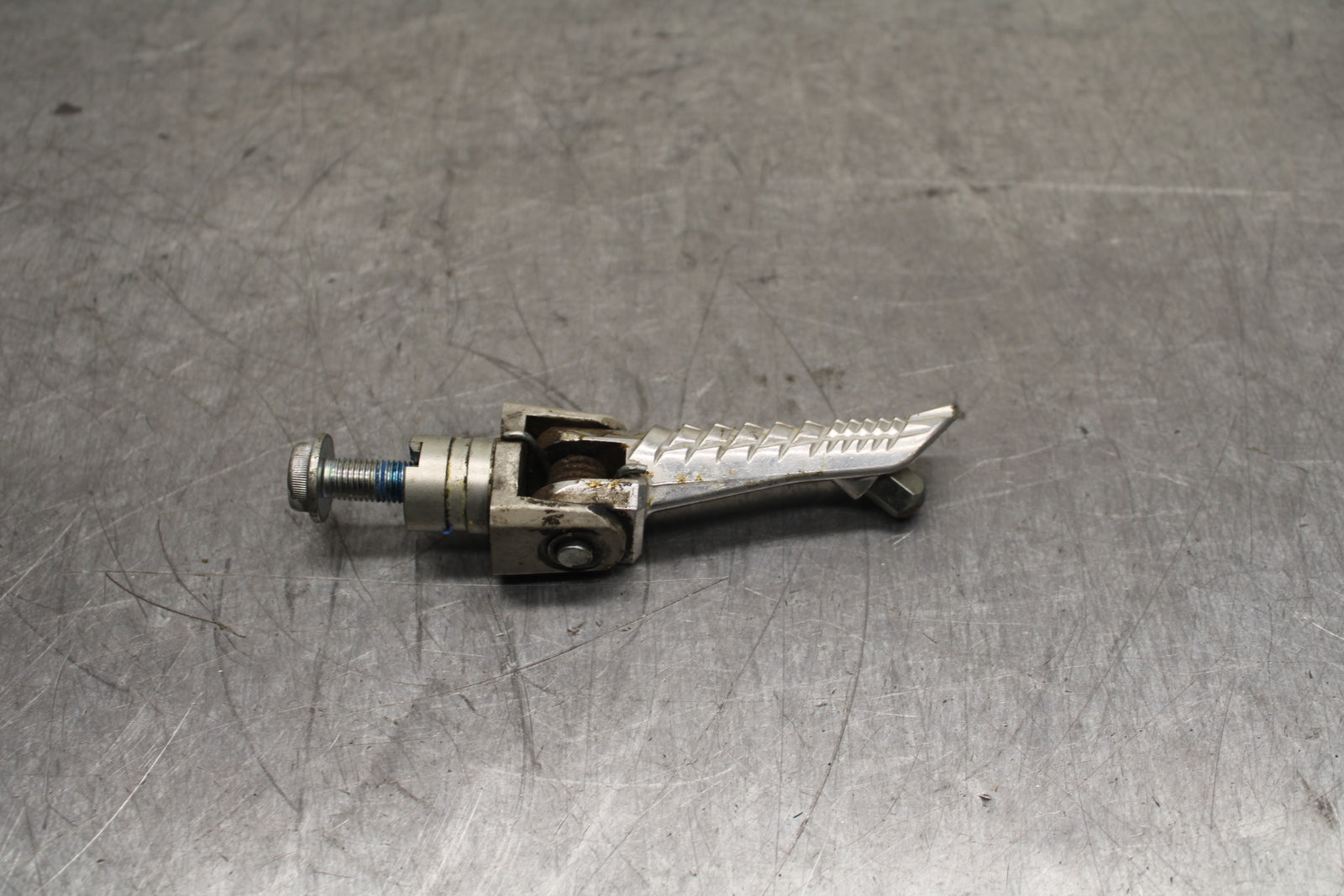 06-07 SUZUKI GSXR750 RIGHT FRONT FOOT REST PEG STEP BB110