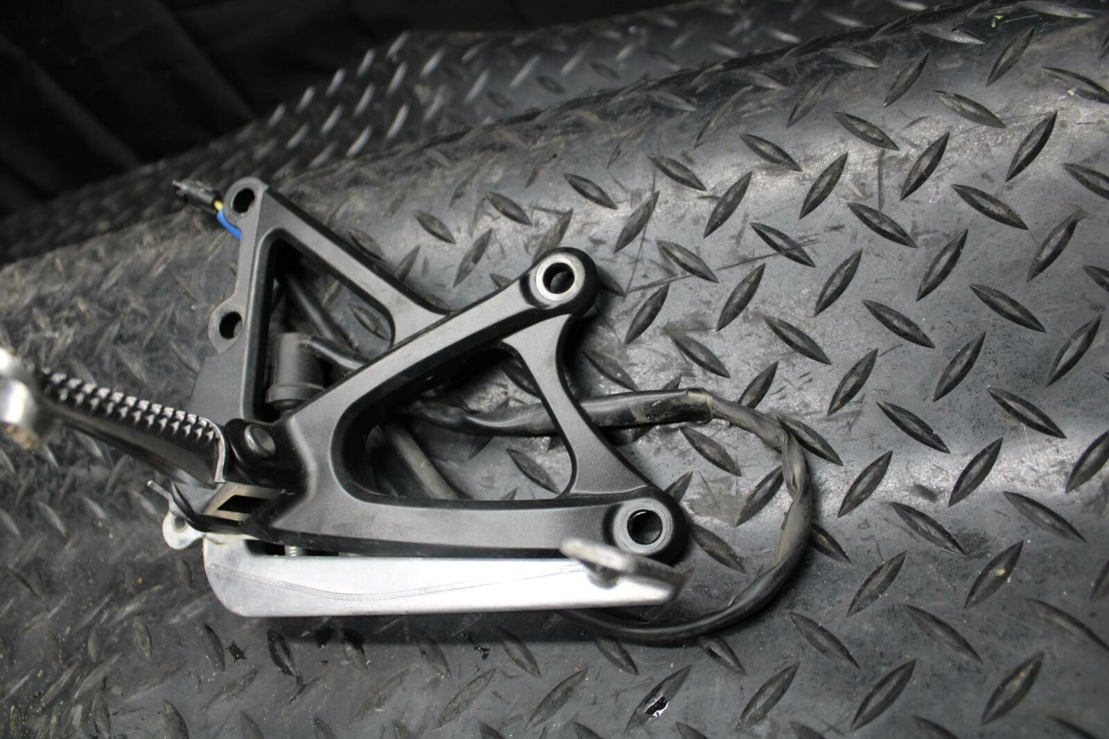 09-14 YAMAHA YZF R1 RIGHT REARSET REAR SET DRIVER FOOT PEG REST STOP BB196