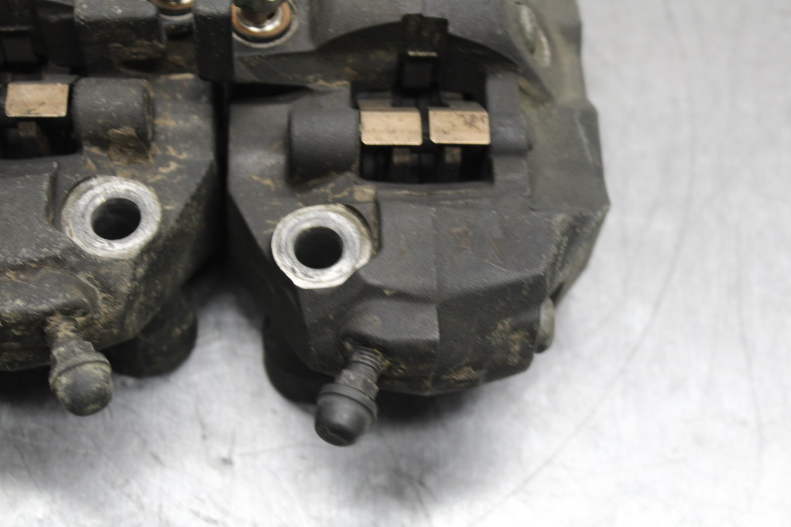 06-07 SUZUKI GSXR 600 RIGHT LEFT FRONT BRAKE CALIPER SET PAIR CALIPERS BB737
