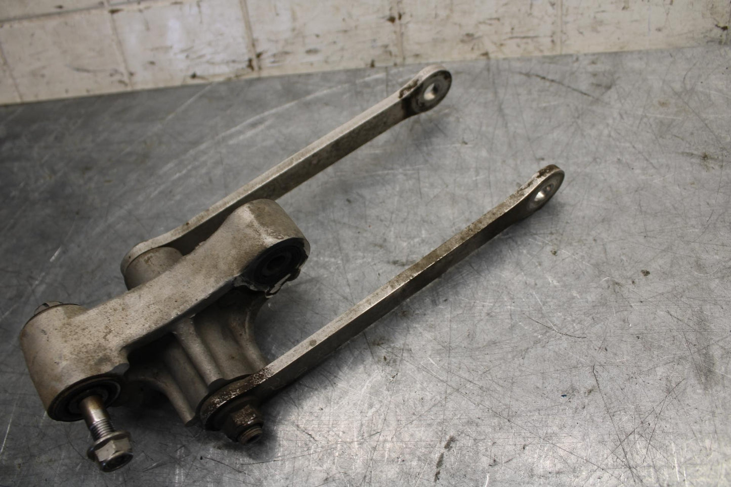 2008 Kawasaki Ninja ZX10R  REAR DOGBONE SHOCK LINKAGE LINK 39007-0006 BB524