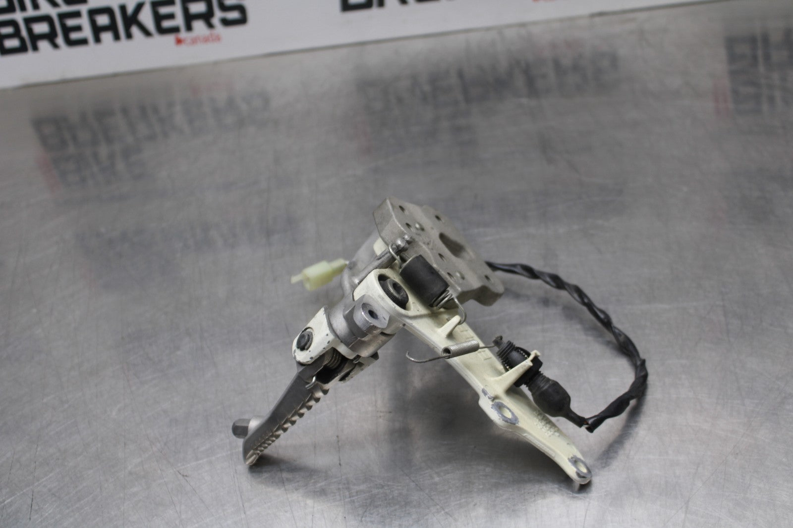 08-10 SUZUKI GSXR 600 RIGHT REARSET REAR SET DRIVER FOOT PEG REST STOP BB202
