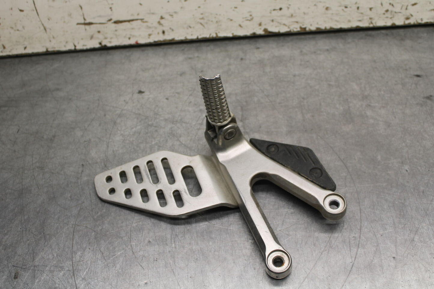 06-07 YAMAHA YZF R6 LEFT REARSET REAR SET DRIVER FOOT PEG REST STOP BB742
