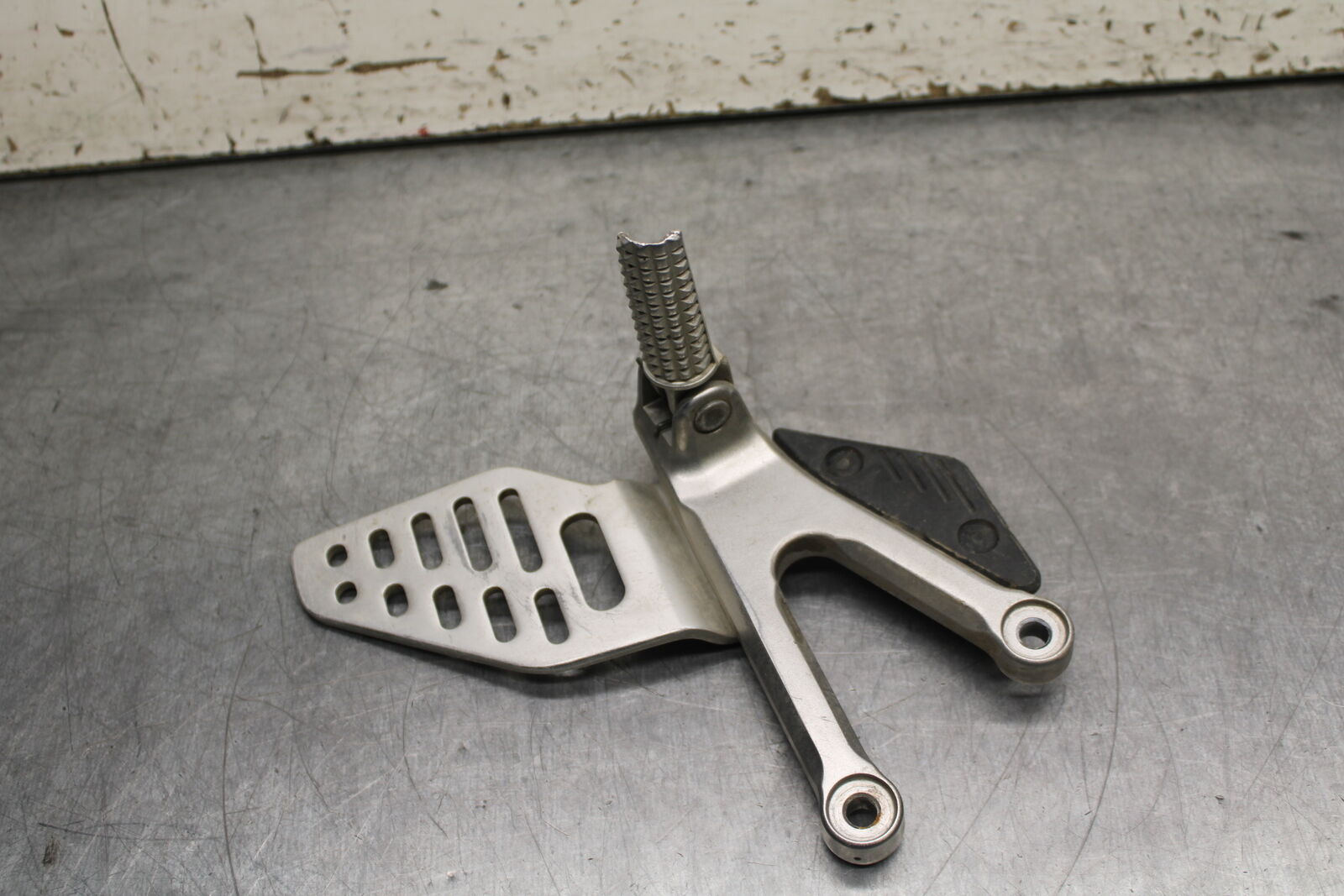 06-07 YAMAHA YZF R6 LEFT REARSET REAR SET DRIVER FOOT PEG REST STOP BB742