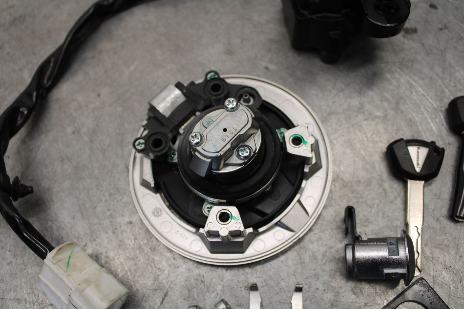 18-23 KAWASAKI NINJA 400 IGNITION LOCK KEY SET W/ GAS CAP AND SEAT LOCK BB660