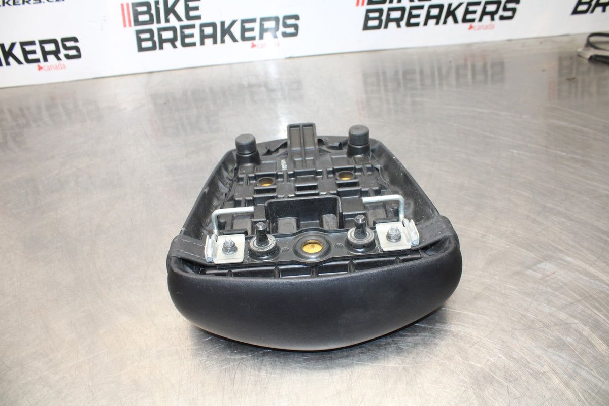 06-07 SUZUKI GSXR 600 REAR BACK PASSENGER TANDEM SEAT PAD SADDLE PILLION BB178