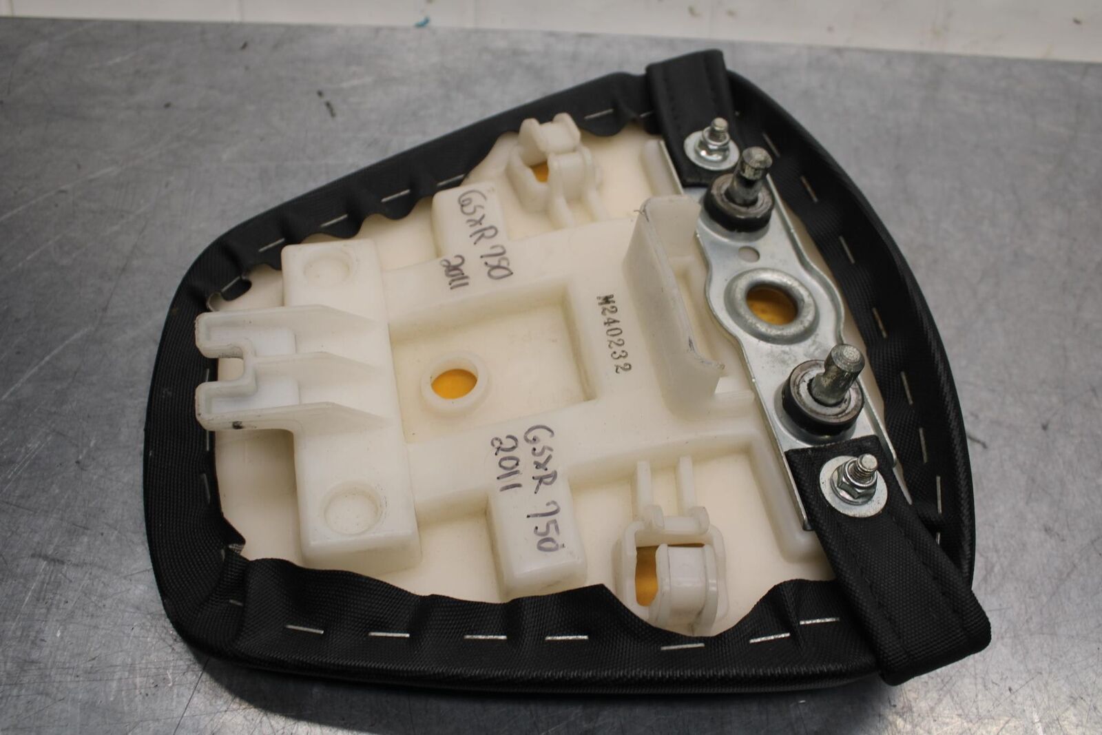 11-22 SUZUKI GSXR600 REAR BACK PASSENGER SEAT PAD PILLION BB582
