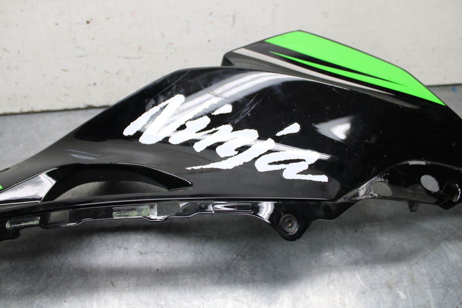 16 KAWASAKI NINJA ZX10R RIGHT FRONT UPPER MID SIDE FAIRING COWL PLASTIC BB650