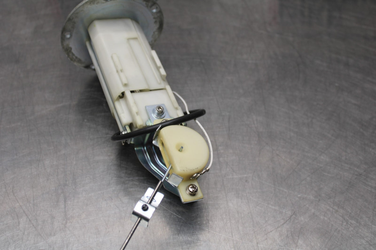 11-22 SUZUKI GSXR 600  FUEL PUMP GAS PETROL SENDER UNIT BB193