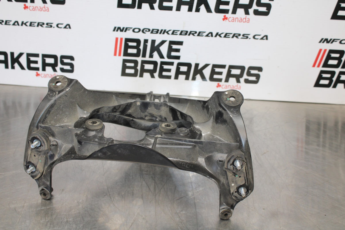 06-07 SUZUKI GSXR 600 UPPER FAIRING MIRROR GAUGES STAY BRACKET BB170