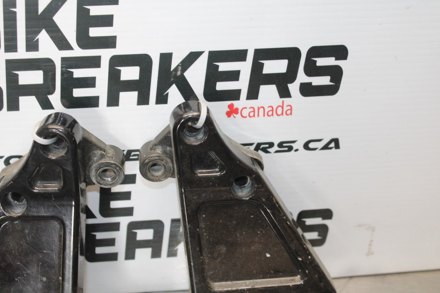 03-08 KAWASAKI VULCAN 1600 REAR PASSENGER FOOT STEP PEG SET PAIR BB196