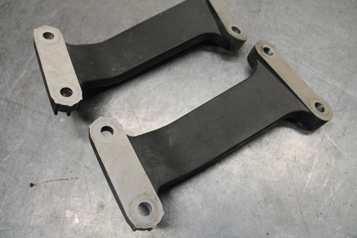 05-06 YAMAHA ROYAL STAR REAR PASSENGER FOOT STEP MOUNT BRACKET BB697