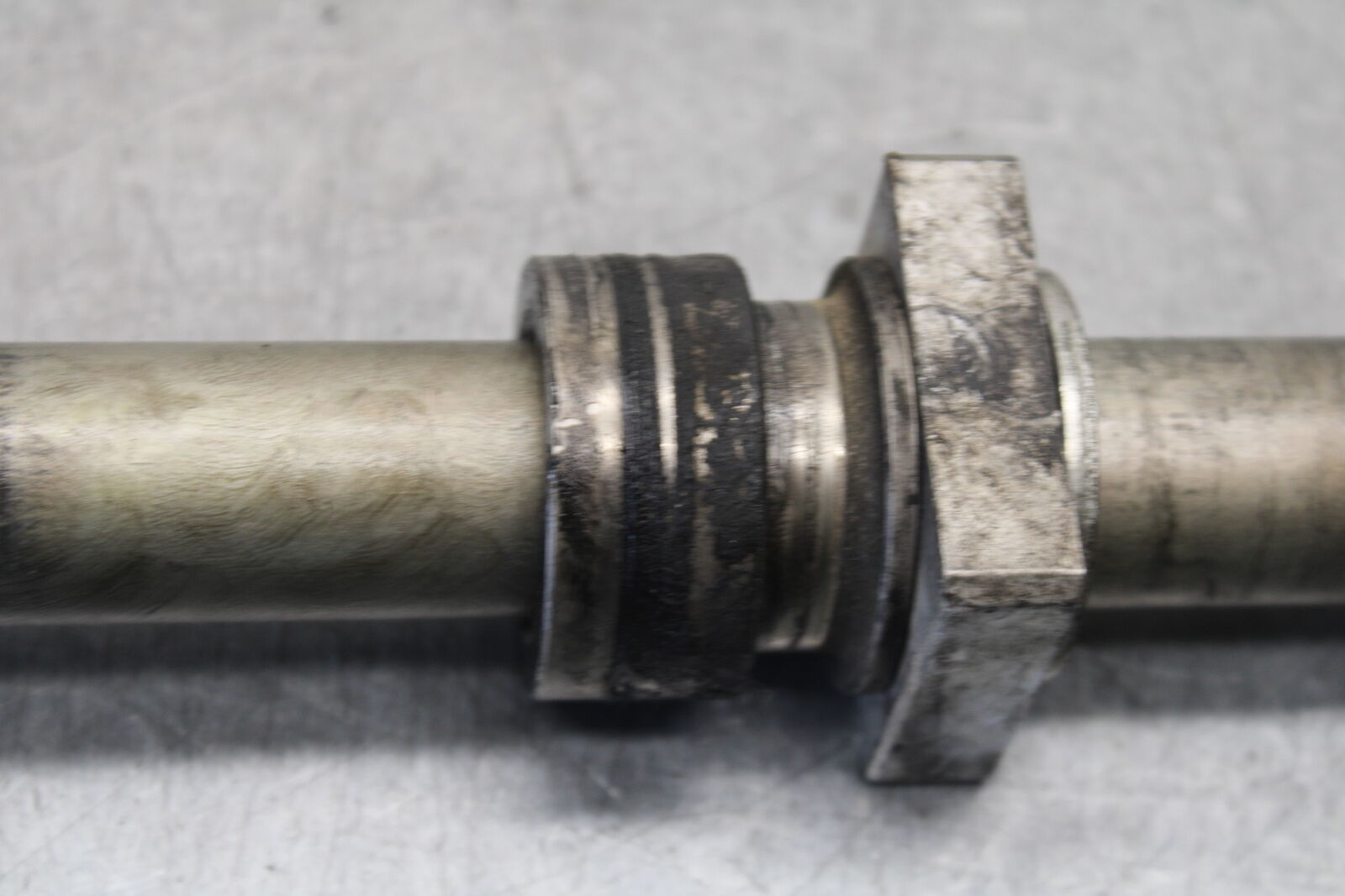 16 KAWASAKI NINJA ZX10R REAR AXLE BACK WHEEL RIM BOLT AXEL 41068-0613 BB650