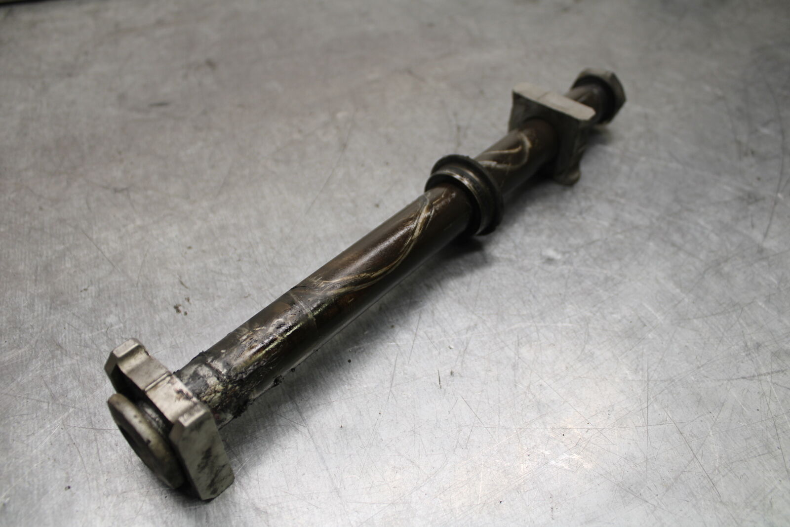 05-06 HONDA CBR600RR REAR AXLE BACK WHEEL RIM PIVOT BOLT AXEL BB727