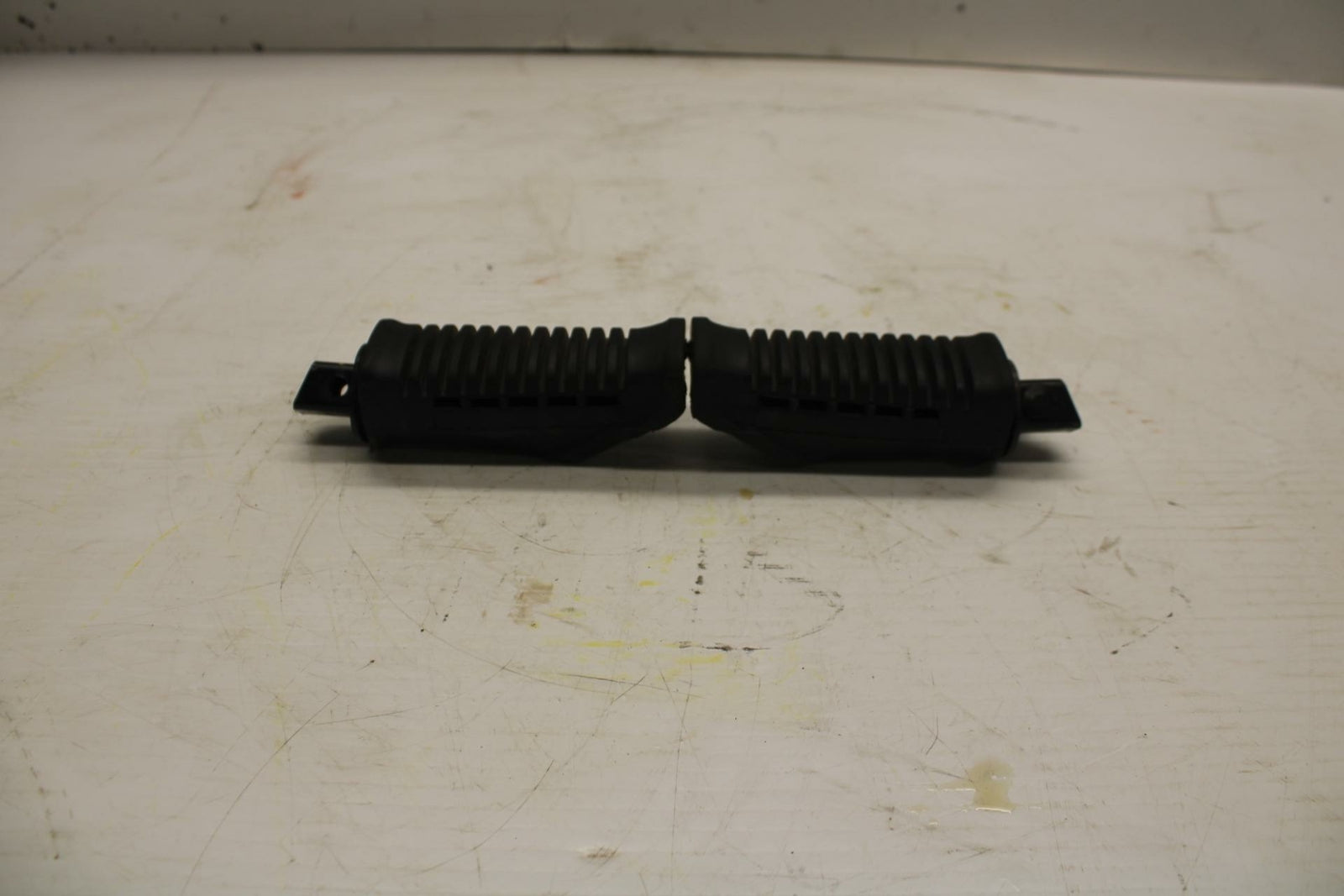 04-09 SUZUKI GS500F REAR BACK PASSENGER PEG SET PAIR  BB278