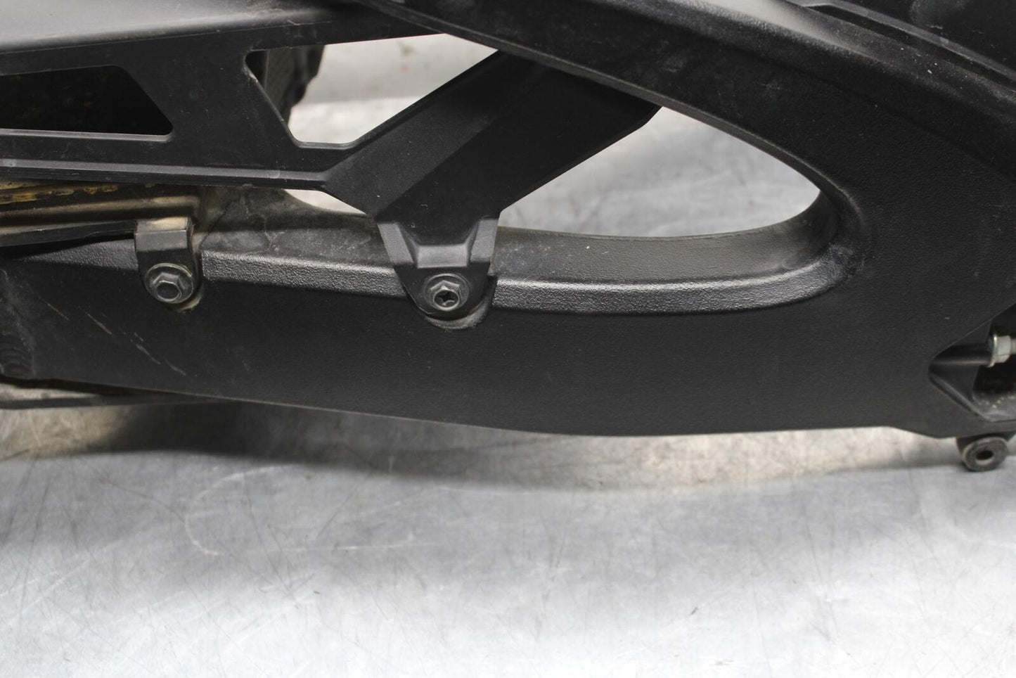 2017 Suzuki GSXR600 REAR SWINGARM BACK SUSPENSION 61000-14J00-YAP BB598