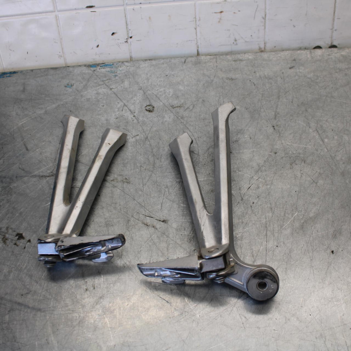 15-21 SUZUKI GSXR600 REAR BACK PASSENGER PEG SET PAIR BB437