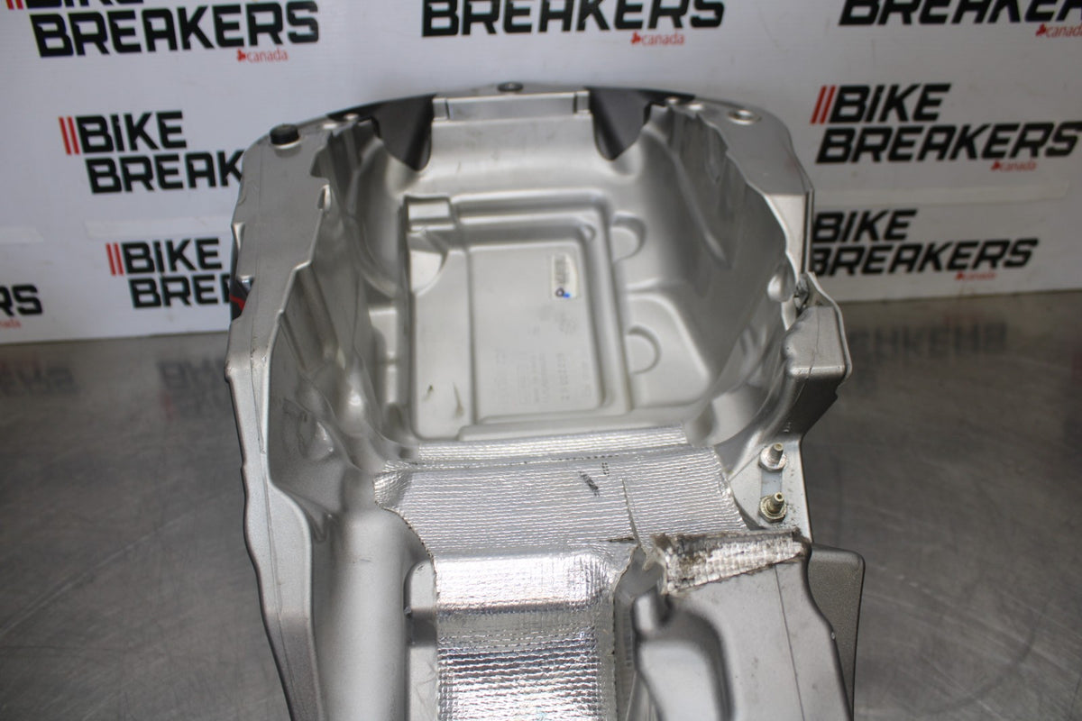 16 APRILIA TUONO V4 1100 GAS TANK FUEL CELL PETROL RESERVOIR BB905