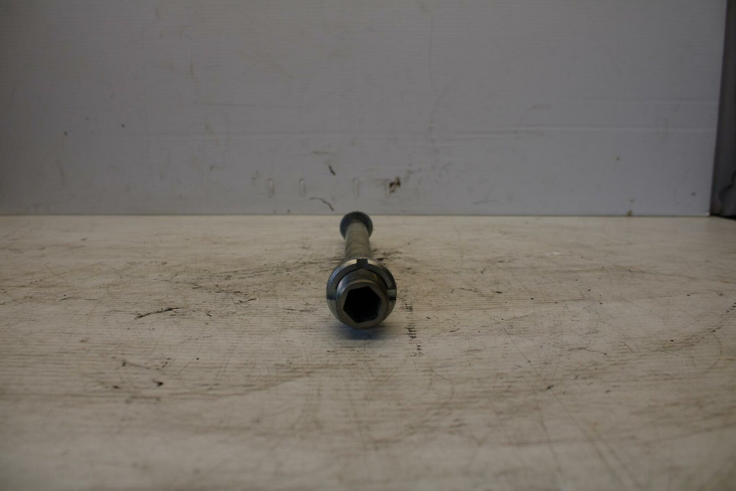 11-17 SUZUKI GSXR750 REAR SWINGARM BOLT SUSPENSION PIVOT AXLE 61211-01H00 BB306