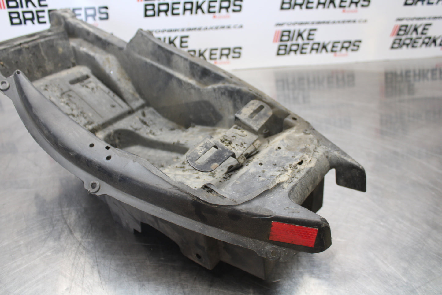 99-07 SUZUKI HAYABUSA GSX1300R REAR TAIL UNDERTAIL BATTERY TRAY PLASTIC BB281