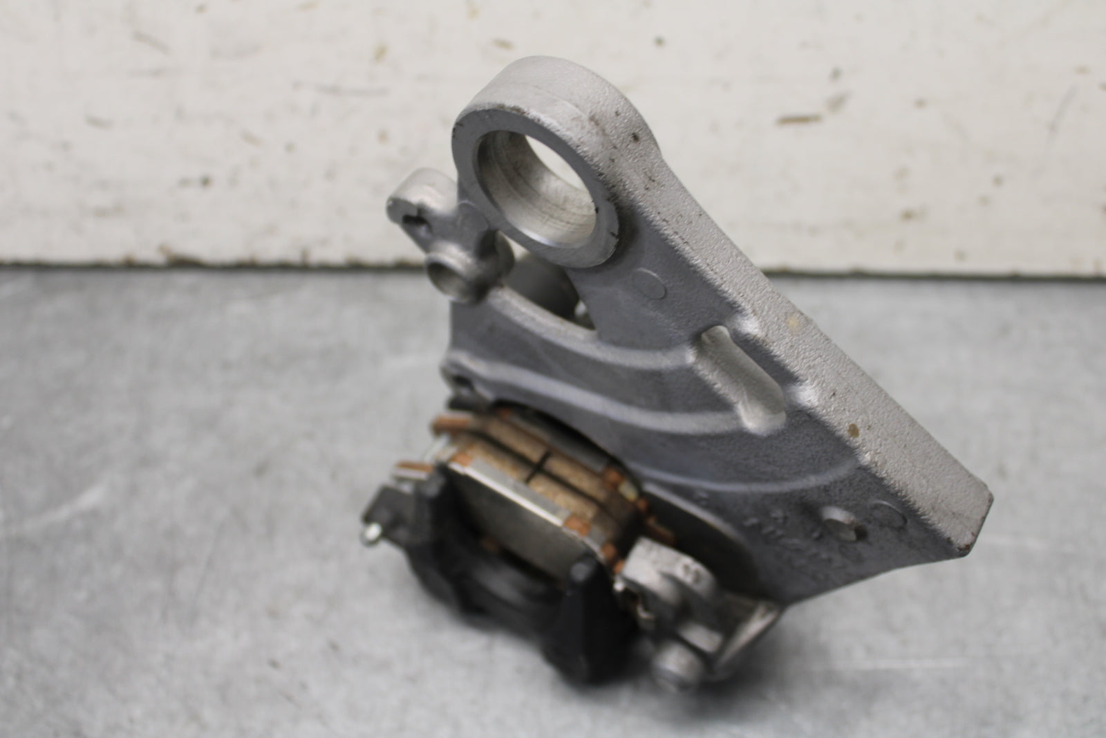 22-24 YAMAHA XSR900 REAR BACK BRAKE CALIPER W MOUNT BRACKET BB683