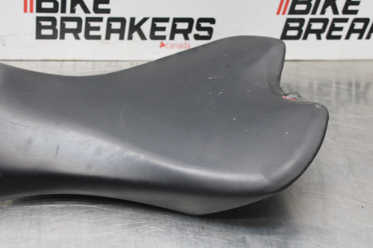 20 TRIUMPH STREET TRIPLE 765 FRONT DRIVERS SEAT PAD SADDLE PILLION BB864