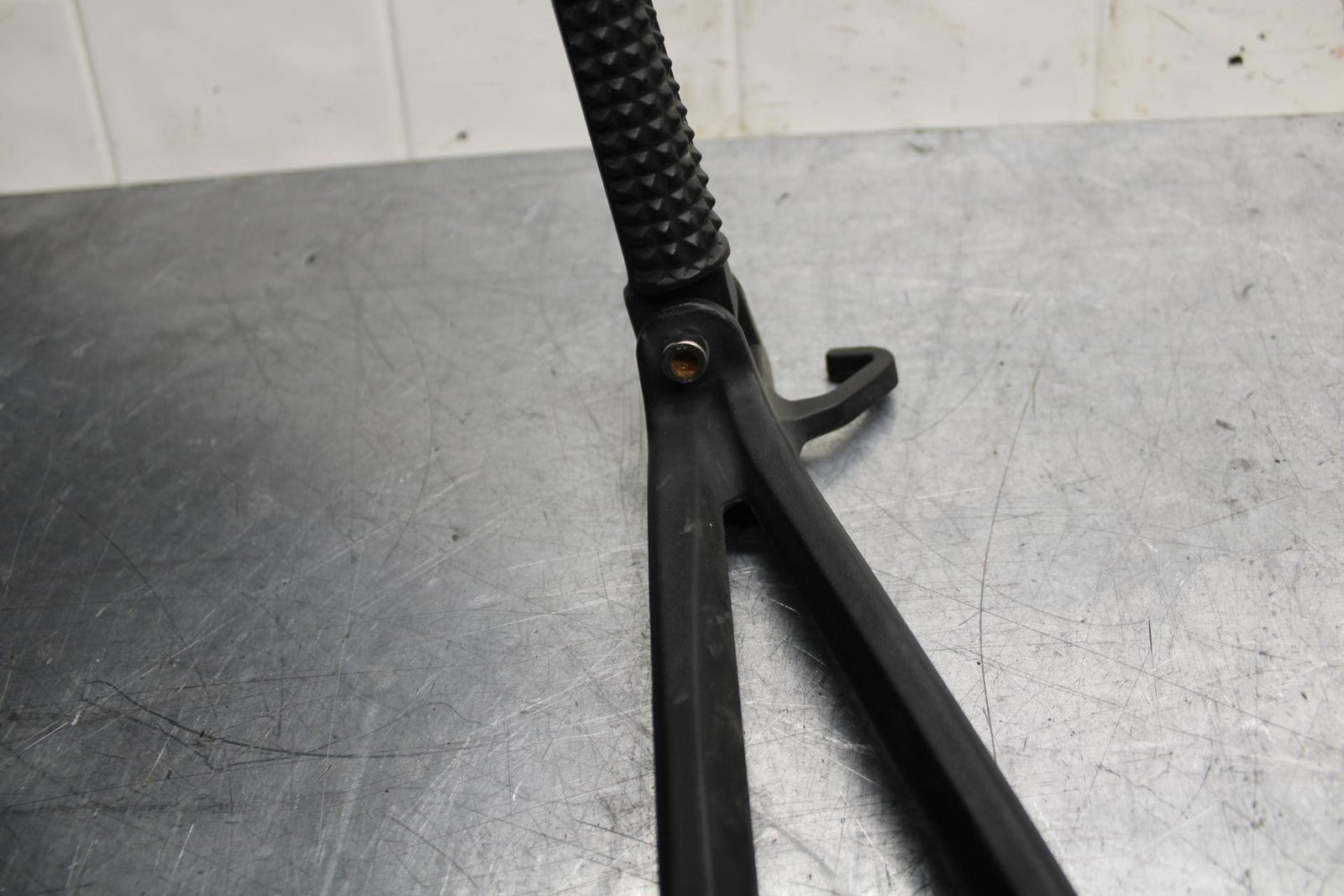 07 YAMAHA YZF R6 2c0 RIGHT REAR BACK PASSENGER PEG BB75