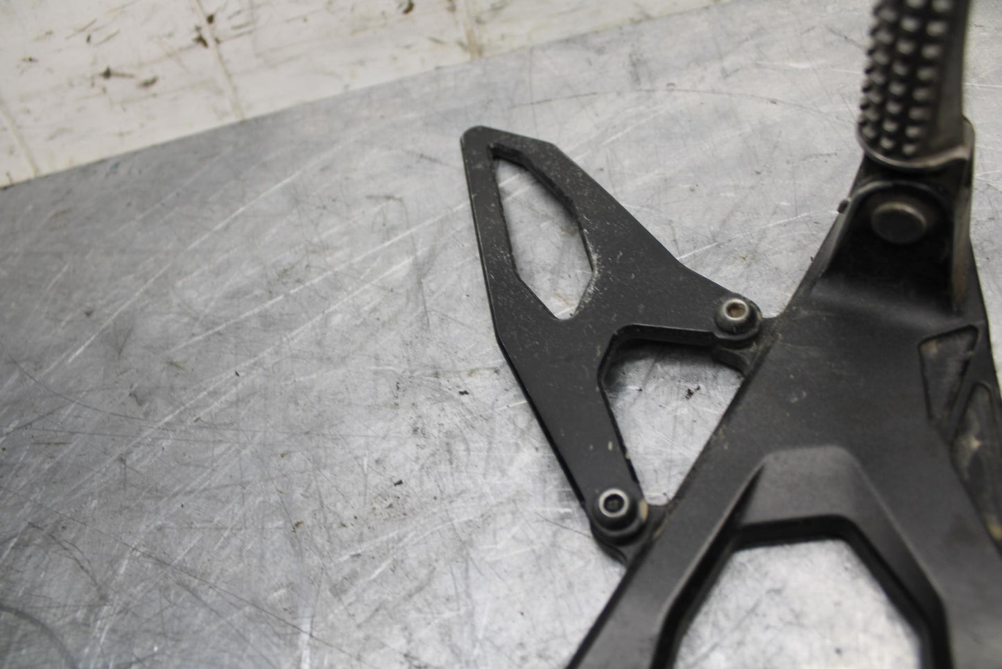 18 YAMAHA YZF R1  LEFT REARSET REAR SET DRIVER FOOT PEG REST STOP BB473