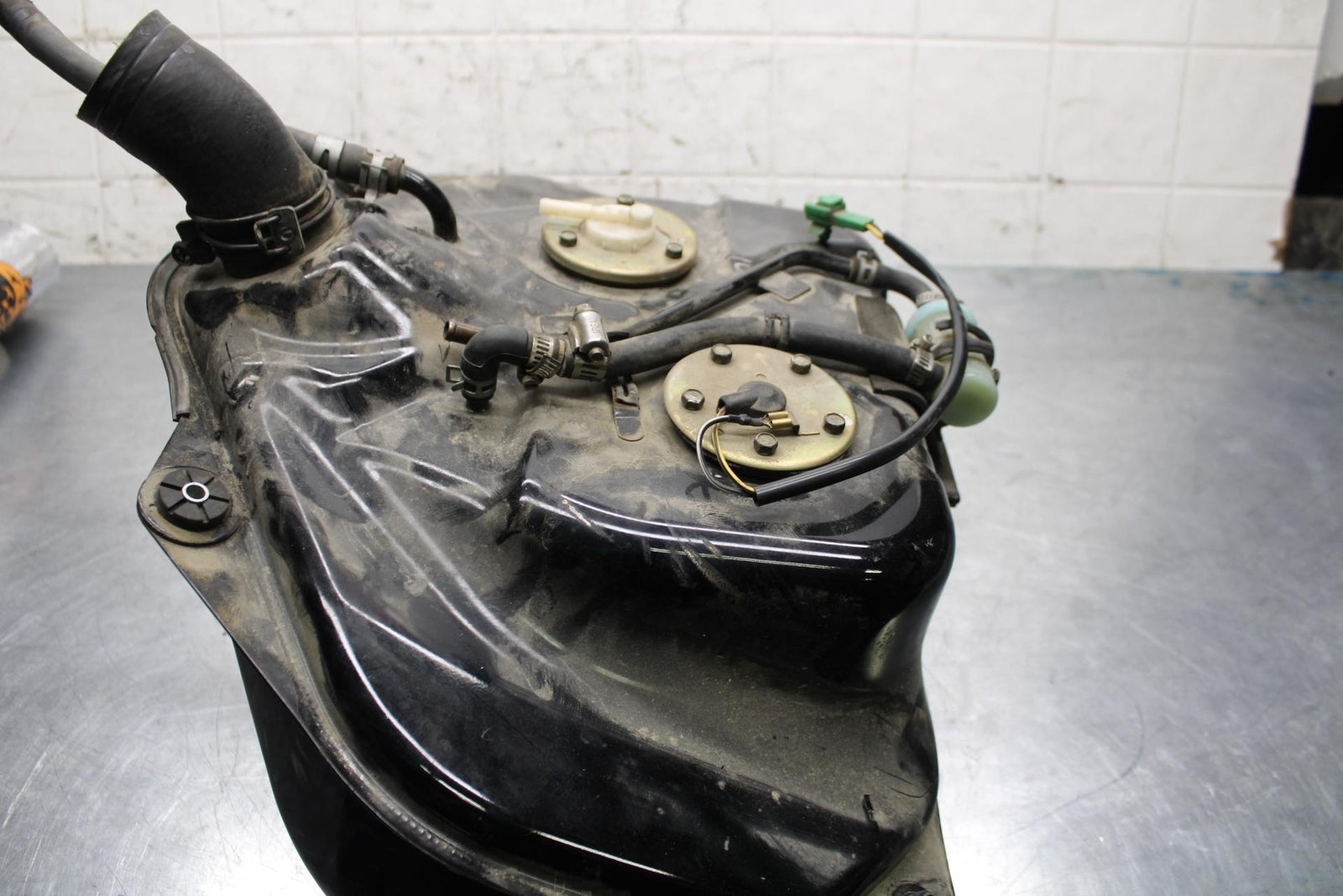 2004 Suzuki Intruder 1500 VL1500 GAS TANK FUEL PETROL RESERVOIR BB573
