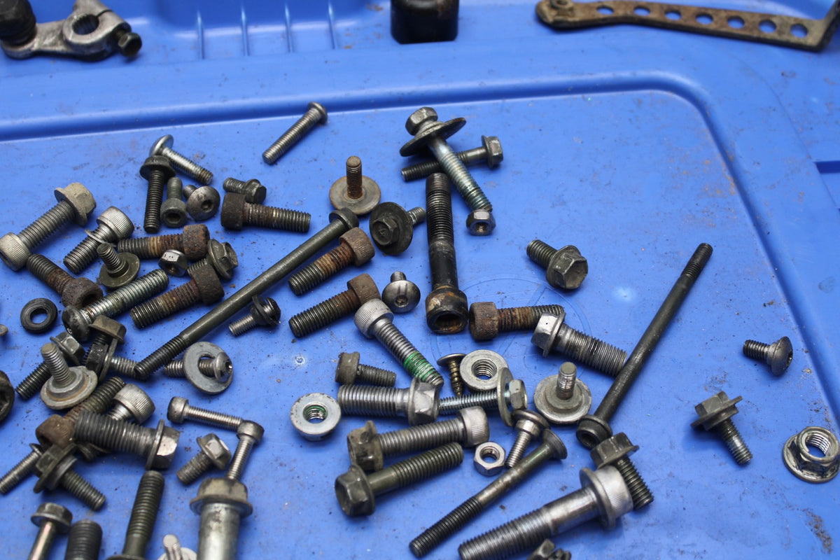 00 SUZUKI GSXR750 BOLTS HARDWARE MOTOR SCREWS BB820