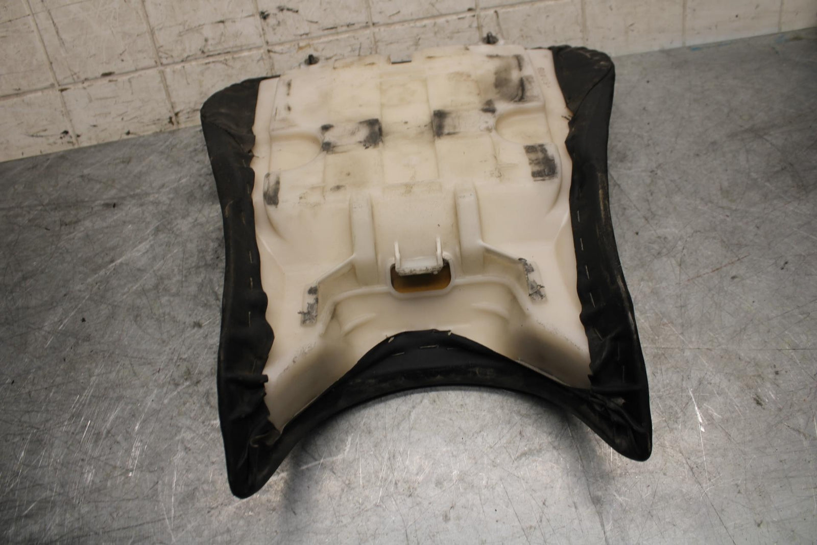 2003 Yamaha YZF R6 FRONT DRIVERS SEAT PAD SADDLE PILLION 5SL-24710-00-00 BB539