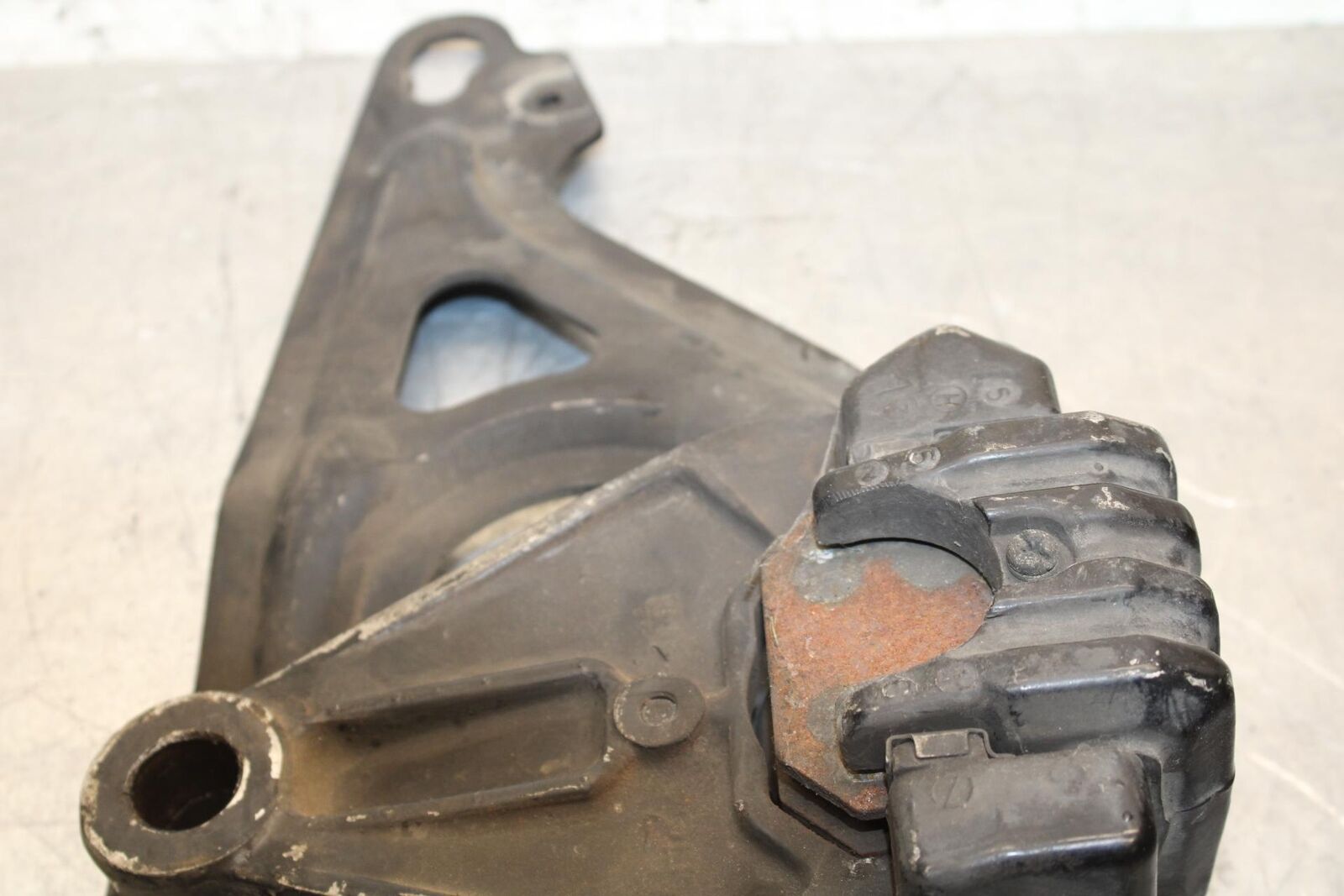 1979 Yamaha XS1100 REAR BACK BRAKE CALIPER W MOUNT BRACKET BB572