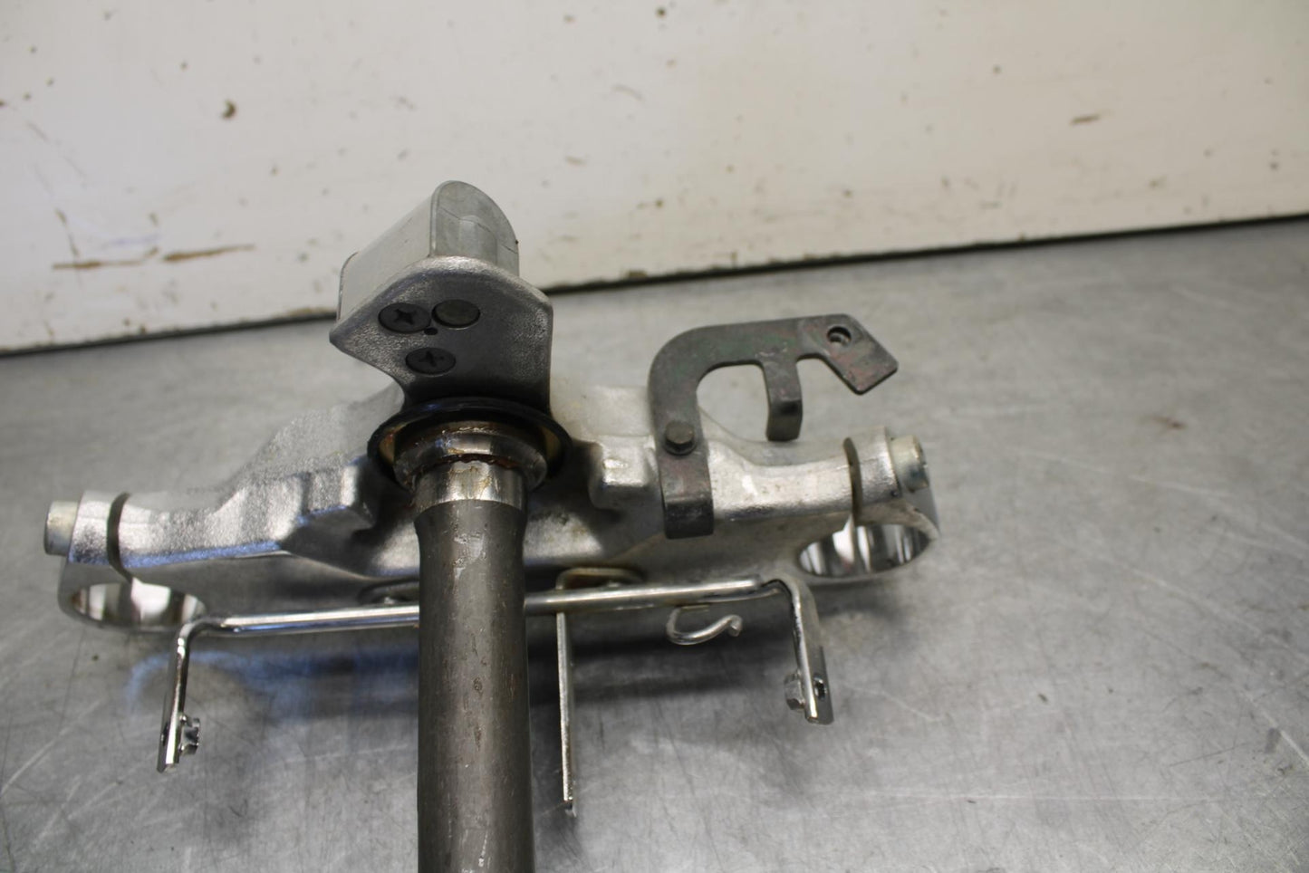 01-02 HONDA SHADOW SPIRIT 750 FRONT FORKS CLAMP LOWER TRIPLE TREE STEM BB632