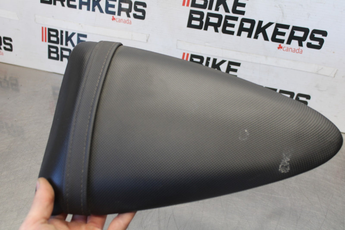 07-08 KAWASAKI NINJA ZX6R REAR PASSENGER TANDEM SEAT PAD SADDLE PILLION BB937