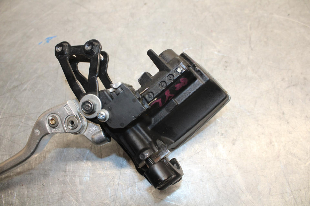 2015 Yamaha FJ09 FRONT BRAKE MASTER CYLINDER w/ LEVER BB41