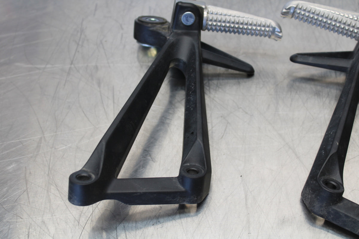 23 YAMAHA YZF R3 REAR BACK PASSENGER PEG SET PAIR BB147