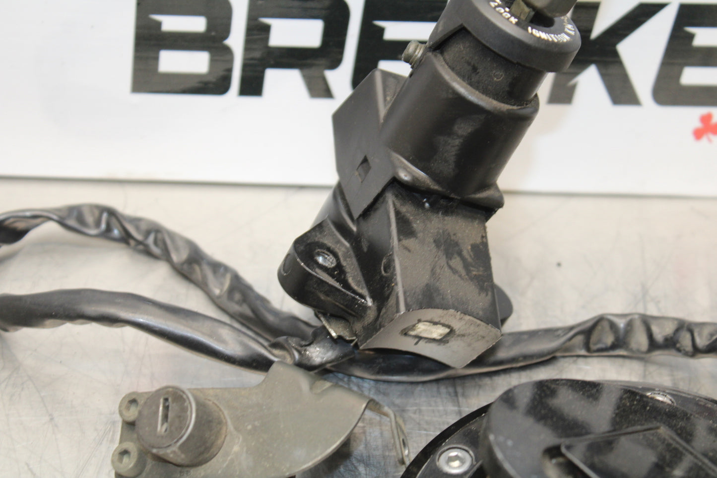 04-05 KAWASAKI NINJA ZX10R IGNITION LOCK KEY SET W/ GAS CAP AND SEAT LOCK BB163