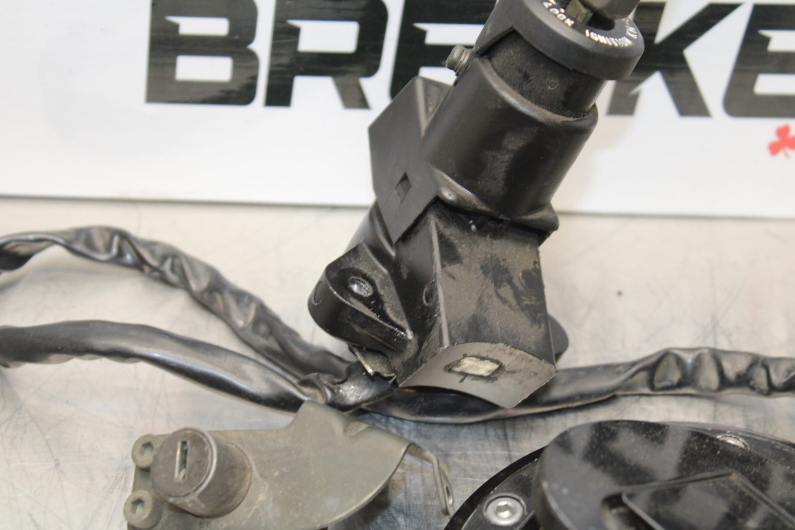 04-05 KAWASAKI NINJA ZX10R IGNITION LOCK KEY SET W/ GAS CAP AND SEAT LOCK BB163