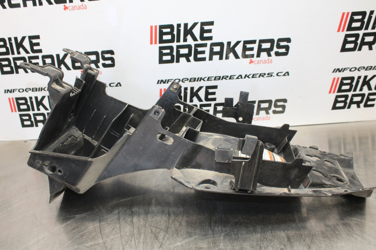 09-15 YAMAHA FZ6R REAR BACK TAIL UNDERTAIL BATTERY TRAY PLASTIC BB161