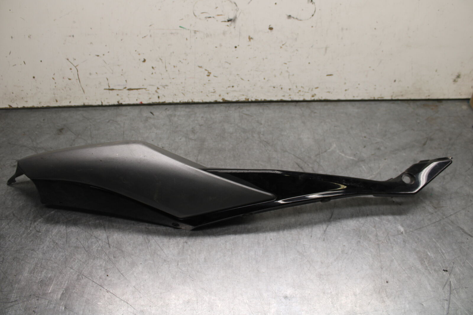 08-10 SUZUKI GSXR 600  RIGHT REAR BACK TAIL FAIRING COWL SHROUD BB101