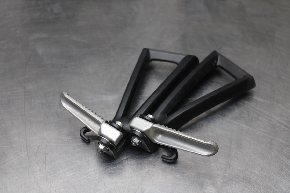 08-16 YAMAHA YZF R6 REAR BACK PASSENGER PEG SET PAIR BB856