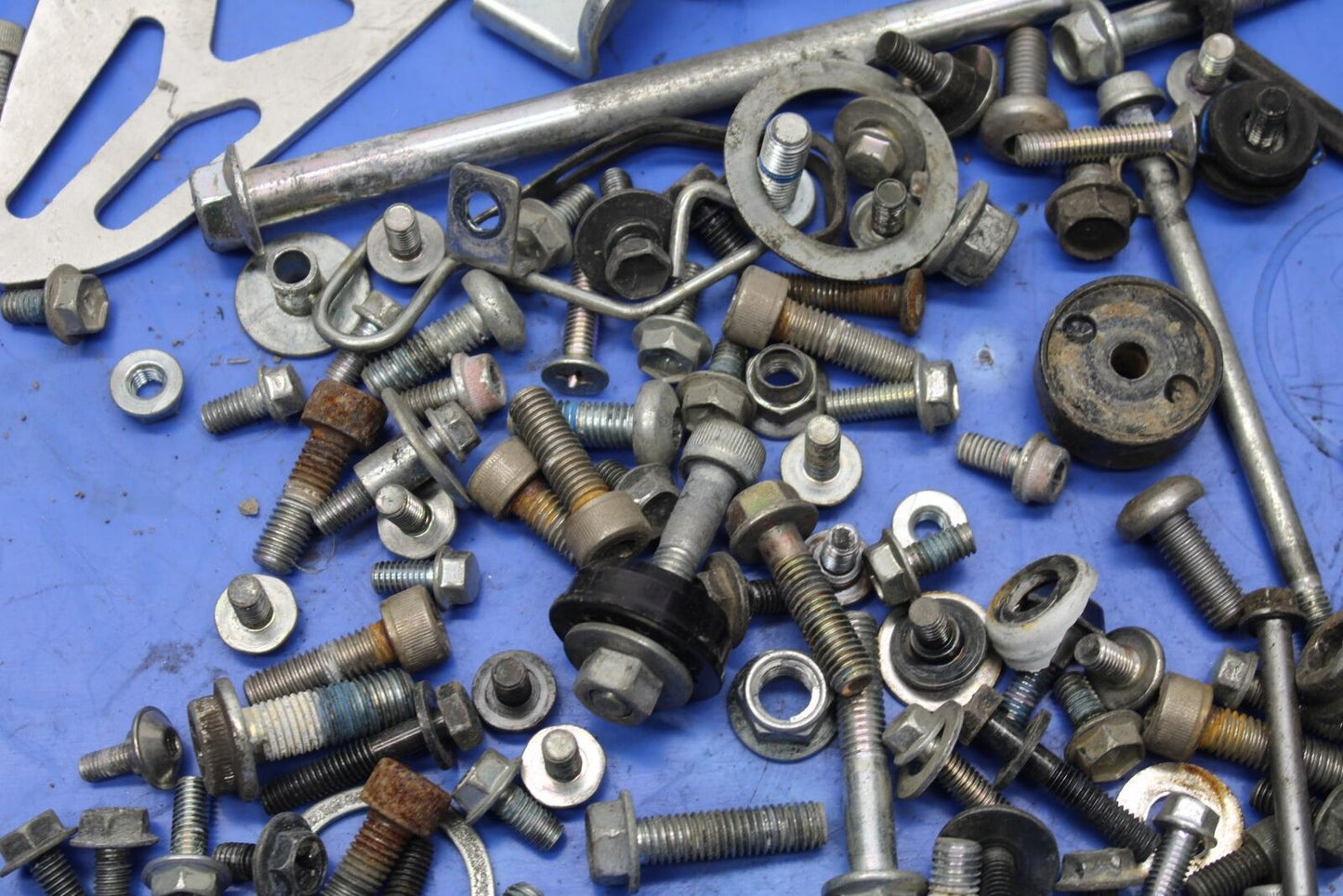2011 Suzuki GSXR600 MISCELLANEOUS MOUNTING BOLTS HARDWARE MOTOR  BB94