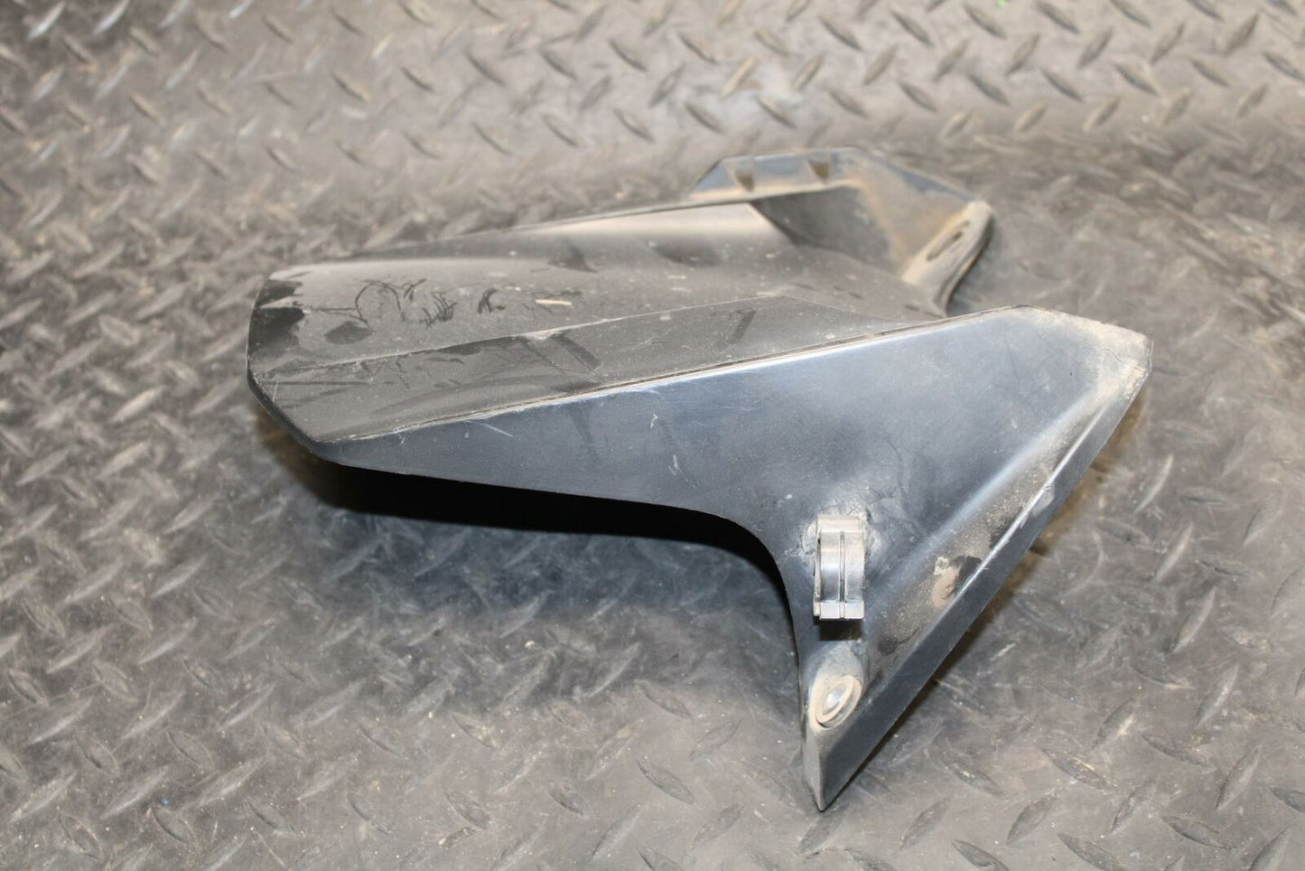 04-05 YAMAHA YZF R1 REAR BACK WHEEL TIRE HUGGER FENDER 5VY-21650-00-00 BB225