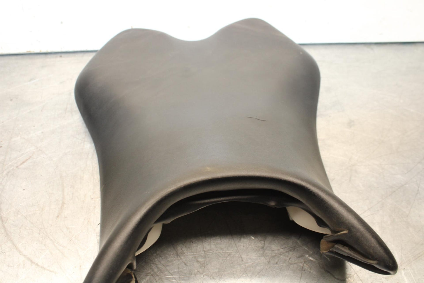 2007 Yamaha YZF R1 FRONT DRIVERS SEAT PAD SADDLE PILLION 4C8-24710-00-00 BB483
