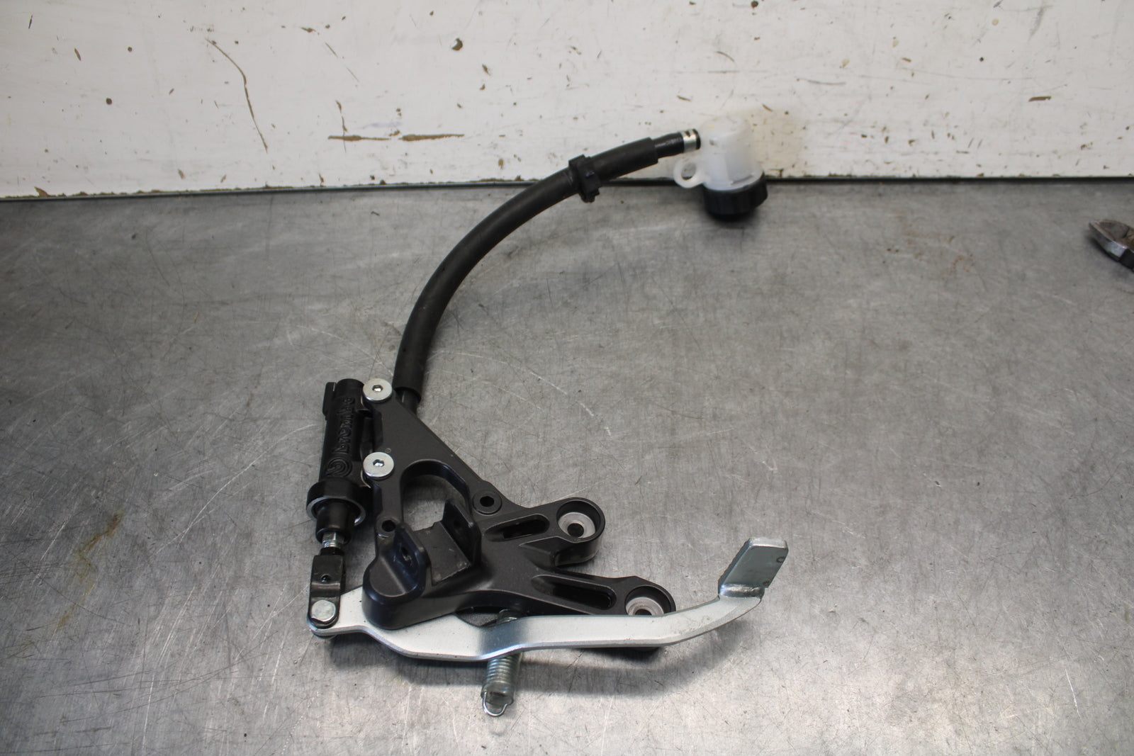 22-23 YAMAHA YZF R7 RIGHT REARSET REAR SET DRIVER FOOT PEG REST STOP BB583