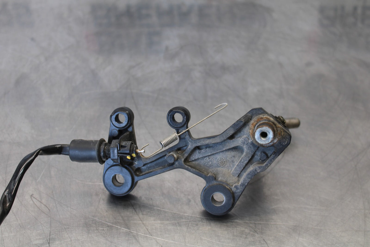 24-25 KAWASAKI NINJA 500 ABS RIGHT REARSET REAR SET DRIVER FOOT PEG REST BB899